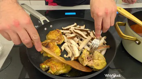 Saltea el pollo en una sartén Y añade las setas