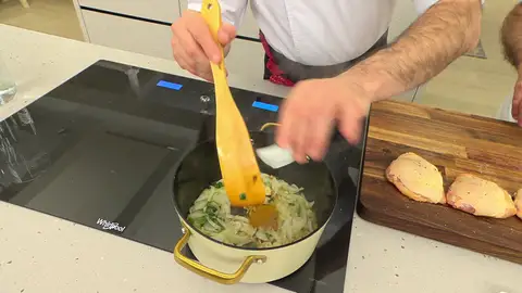 Sofríe las cebolletas Mientras sigues removiendo