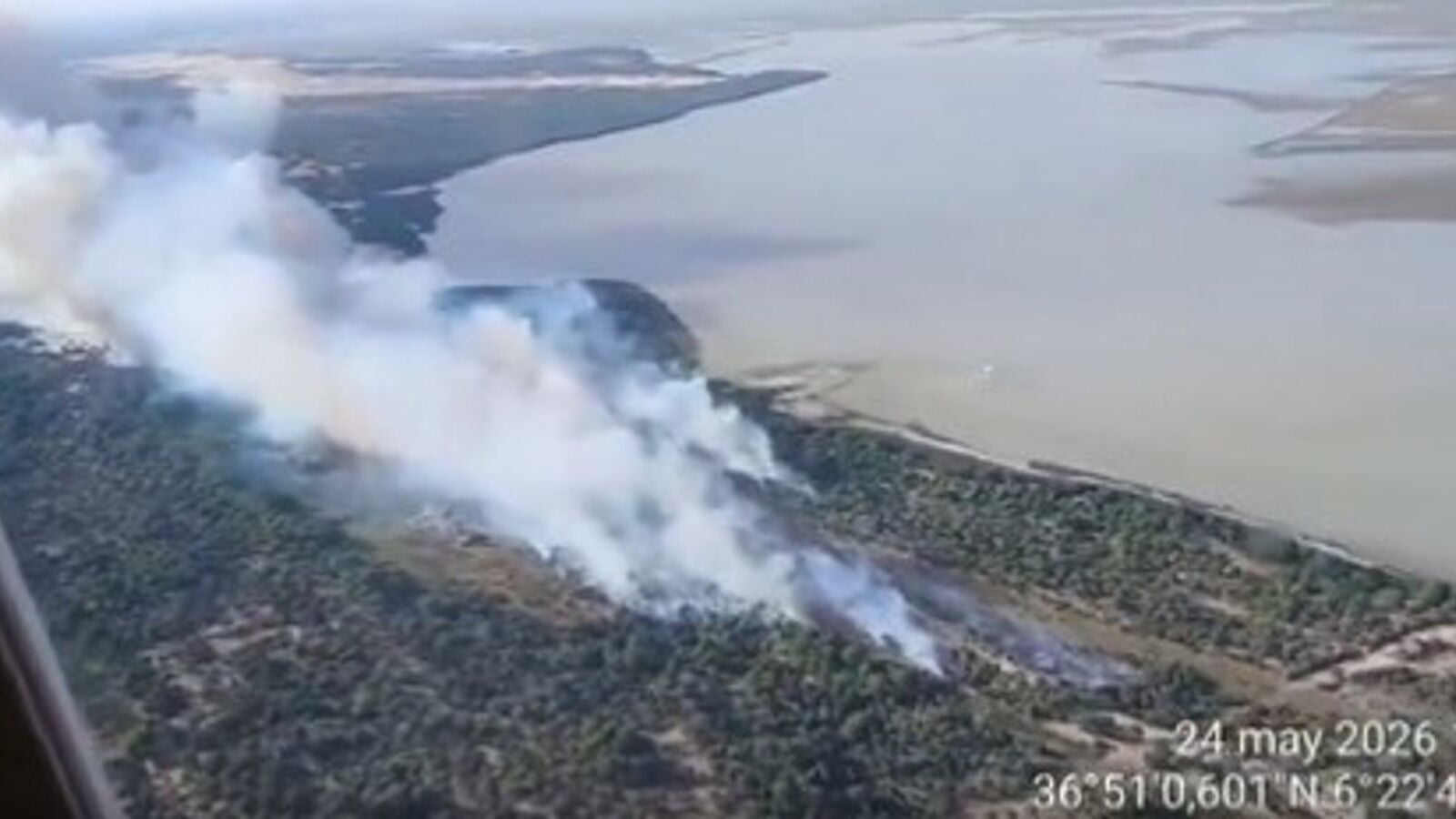 El incendio de Doñana continúa activo pero confinado y bajo sospecha de intencionalidad