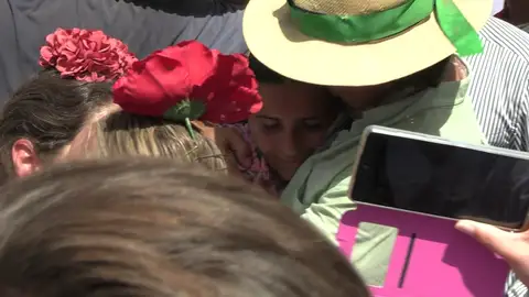 Fran Rivera dándole un beso en la frente a su hija Tana Rivera Fran Rivera dándole un beso en la frente a su hija Tana Rivera