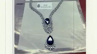 Decenas de collares, brazaletes, relojes y otras joyas en una caja fuete de Zapatero-. Decenas de collares, brazaletes, relojes y otras joyas en una caja fuete de Zapatero-.