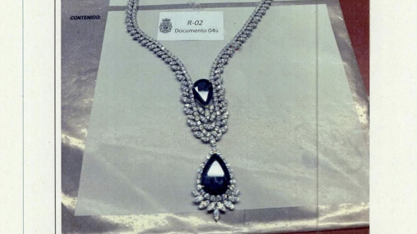 Decenas de collares, brazaletes, relojes y otras joyas en una caja fuete de Zapatero-.