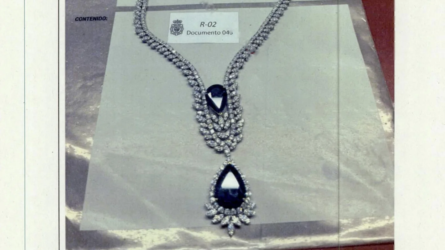 Decenas de collares, brazaletes, relojes y otras joyas en una caja fuete de Zapatero-. Decenas de collares, brazaletes, relojes y otras joyas en una caja fuete de Zapatero-.