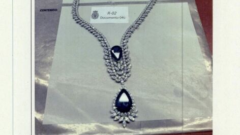 Decenas de collares, brazaletes, relojes y otras joyas en una caja fuete de Zapatero-.
