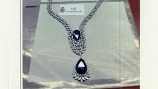 Decenas de collares, brazaletes, relojes y otras joyas en una caja fuete de Zapatero-.