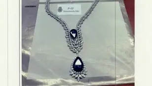 Decenas de collares, brazaletes, relojes y otras joyas en una caja fuete de Zapatero-.