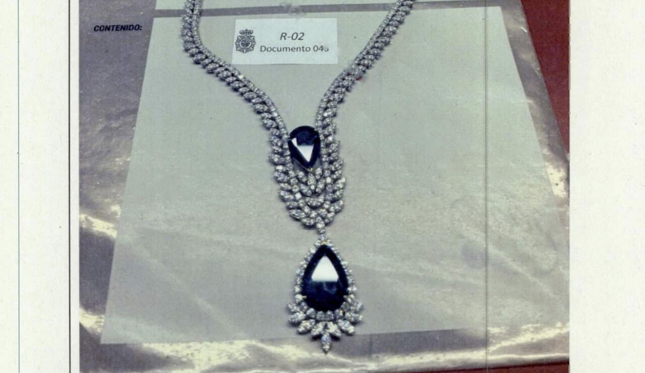 Decenas de collares, brazaletes, relojes y otras joyas en una caja fuete de Zapatero-.