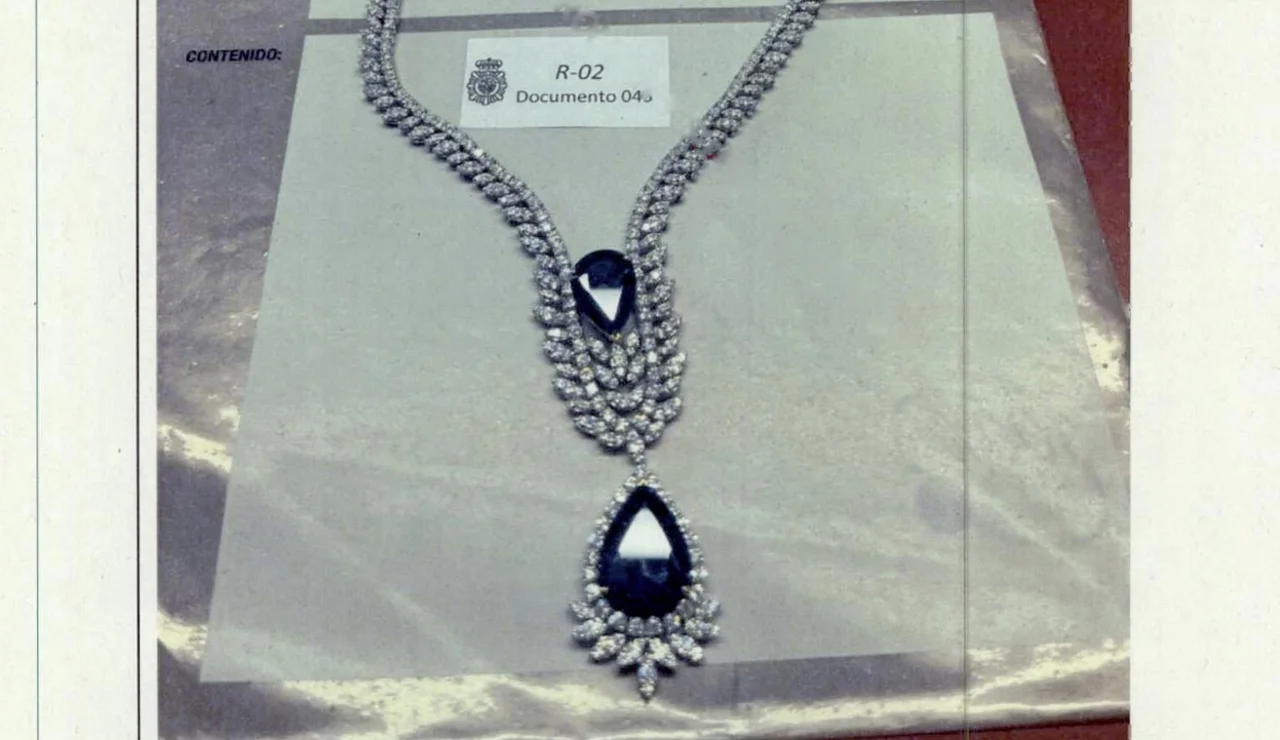 Decenas de collares, brazaletes, relojes y otras joyas en una caja fuete de Zapatero-.