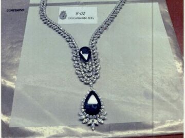 Decenas de collares, brazaletes, relojes y otras joyas en una caja fuete de Zapatero-.