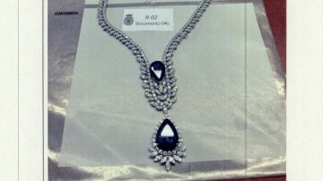 Decenas de collares, brazaletes, relojes y otras joyas en una caja fuete de Zapatero-.