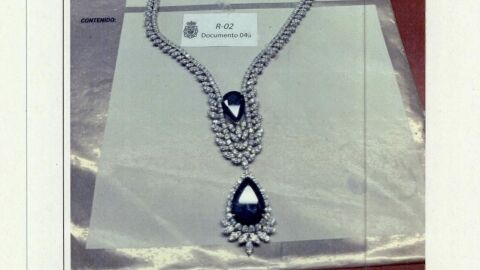 Decenas de collares, brazaletes, relojes y otras joyas en una caja fuete de Zapatero-.