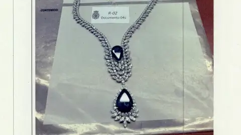 Decenas de collares, brazaletes, relojes y otras joyas en una caja fuete de Zapatero-. Decenas de collares, brazaletes, relojes y otras joyas en una caja fuete de Zapatero-.
