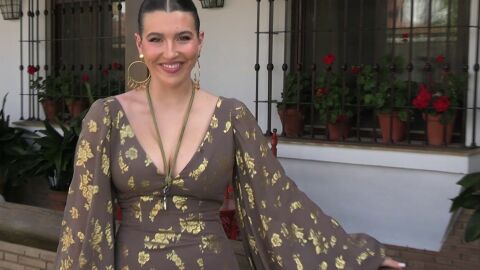 Alba Díaz enseñando su vestido para el Rocío