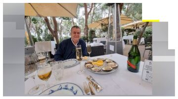 Julio Mart&iacute;nez Sola celebrando el rescate con ostras y champ&aacute;n 