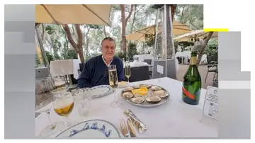 Julio Martínez Sola celebrando el rescate con ostras y champán Julio Martínez Sola celebrando el rescate con ostras y champán