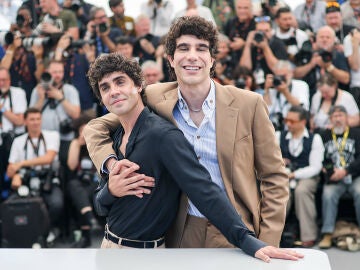Javier Ambrossi y Javier Calvo en su presentaci&oacute;n de La boda negra en Cannes