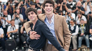 Javier Ambrossi y Javier Calvo en su presentaci&oacute;n de La boda negra en Cannes