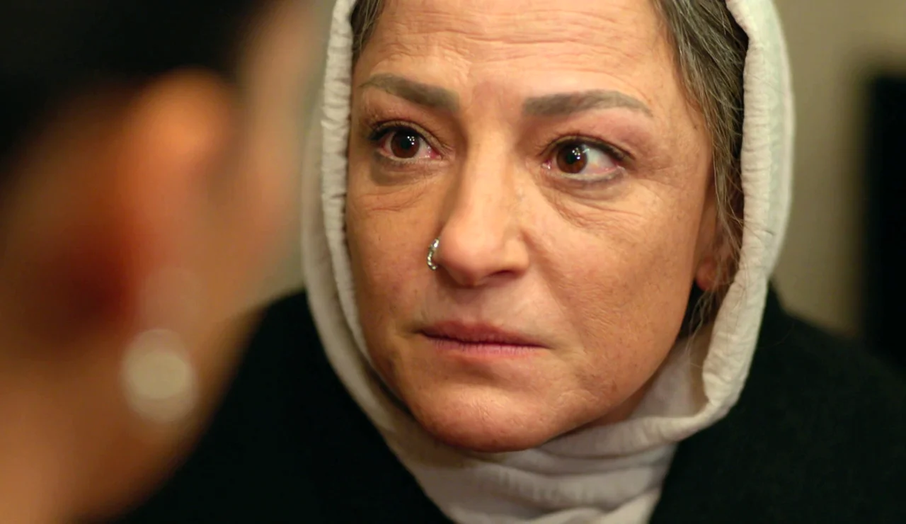 Fidan ve el anillo de Kaya a Zerrin y estalla: "Como se haya atrevido a tocarte, lo mato”