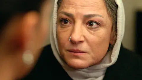 Fidan ve el anillo de Kaya a Zerrin y estalla: "Como se haya atrevido a tocarte, lo mato” Fidan ve el anillo de Kaya a Zerrin y estalla: "Como se haya atrevido a tocarte, lo mato”