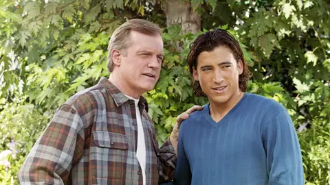 Stephen Collins y Andrew Keegan en 7 en el paraíso Stephen Collins y Andrew Keegan en 7 en el paraíso