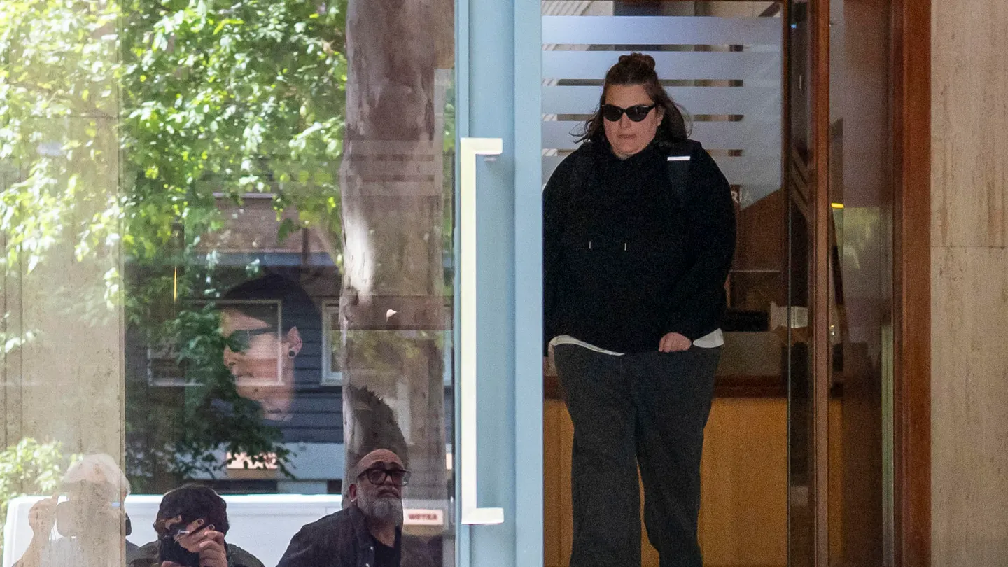 Imagen de una de las hijas de Zapatero, a su salida de la sede de Whathefav tras el registro policial Imagen de una de las hijas de Zapatero, a su salida de la sede de Whathefav tras el registro policial