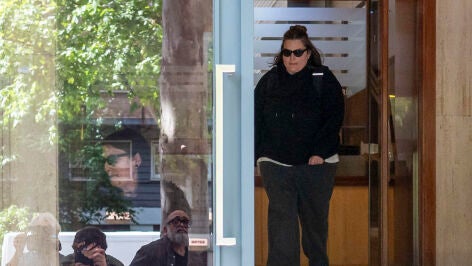 Imagen de una de las hijas de Zapatero, a su salida de la sede de Whathefav tras el registro policial