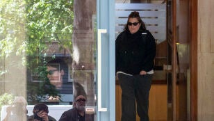 Imagen de una de las hijas de Zapatero, a su salida de la sede de Whathefav tras el registro policial