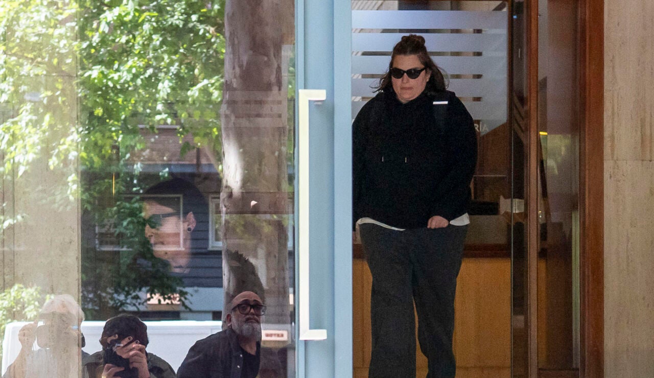 Imagen de una de las hijas de Zapatero, a su salida de la sede de Whathefav tras el registro policial