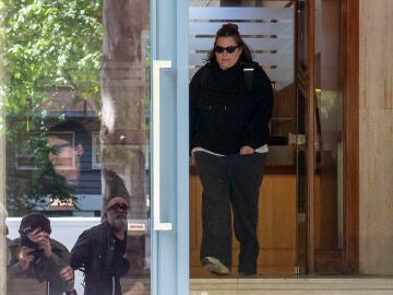 Imagen de una de las hijas de Zapatero, a su salida de la sede de Whathefav tras el registro policial Imagen de una de las hijas de Zapatero, a su salida de la sede de Whathefav tras el registro policial