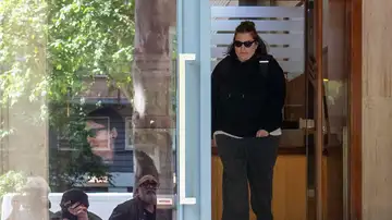 Imagen de una de las hijas de Zapatero, a su salida de la sede de Whathefav tras el registro policial Imagen de una de las hijas de Zapatero, a su salida de la sede de Whathefav tras el registro policial
