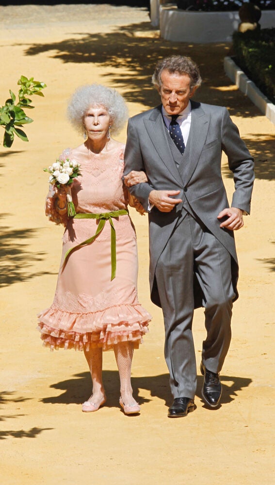 La duquesa de Alba y Alfonso Díez en 2011, el día de su boda
