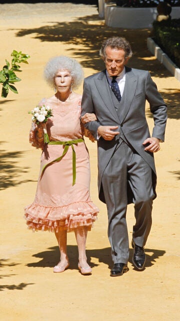 La duquesa de Alba y Alfonso Díez en 2011, el día de su boda