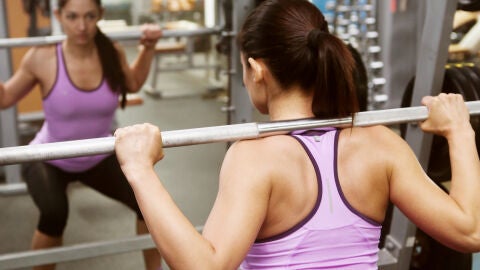 Mujer haciendo ejercicio en el gimnasio