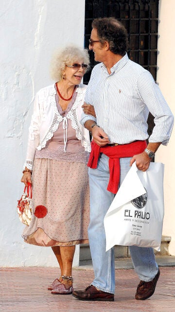 La duquesa de Alba y Alfonso Díez en 2009