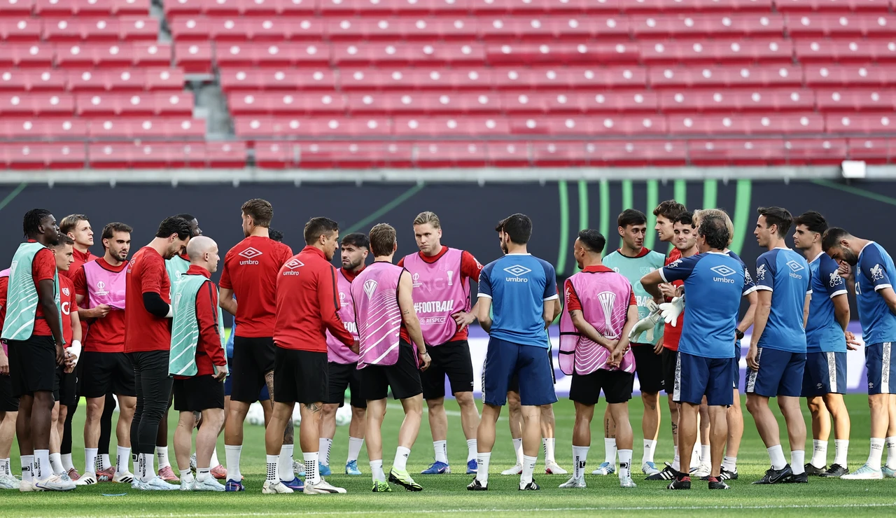 Los jugadores del Rayo Vallecano en el Red Bull Arena de Leipzig