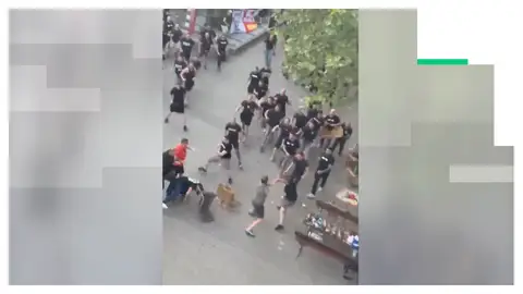 Pelea entre ultras del Crystal Palace y el Rayo Vallecano en Leipzig Pelea entre ultras del Crystal Palace y el Rayo Vallecano en Leipzig