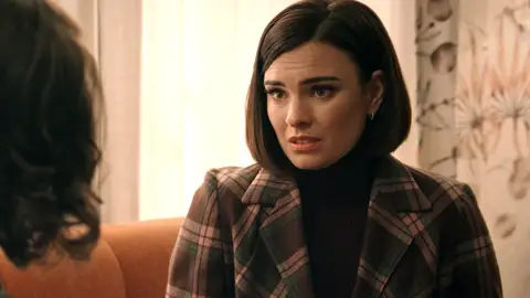 Fina confiesa a Digna su amor por Bianca: "O dejo a ella en la estacada o le rompo el corazón a Marta" Fina confiesa a Digna su amor por Bianca: "O dejo a ella en la estacada o le rompo el corazón a Marta"