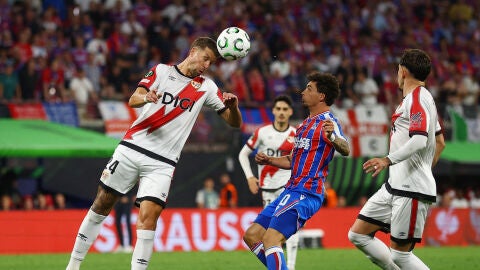 Florian Lejeune se anticipa de cabeza a un bal&oacute;n en la final de la Conference League
