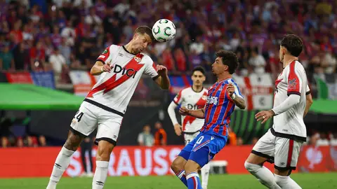 Florian Lejeune se anticipa de cabeza a un balón en la final de la Conference League Florian Lejeune se anticipa de cabeza a un balón en la final de la Conference League