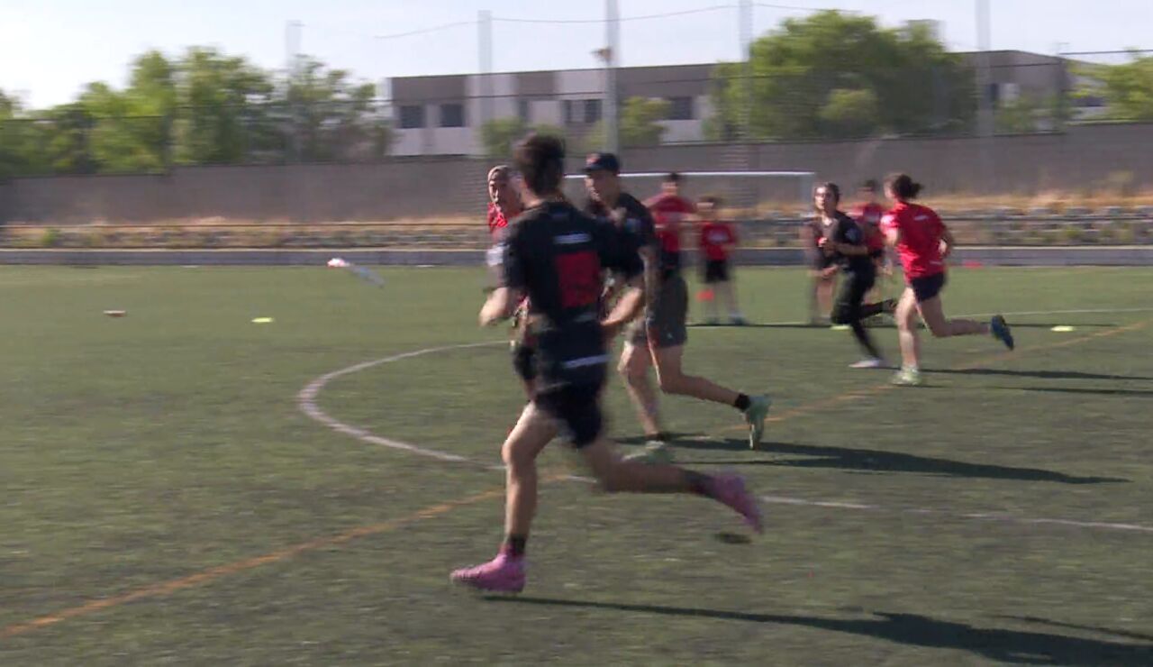 Jugadores de Ultimate, un novedoso deporte que se practica con un disco volador