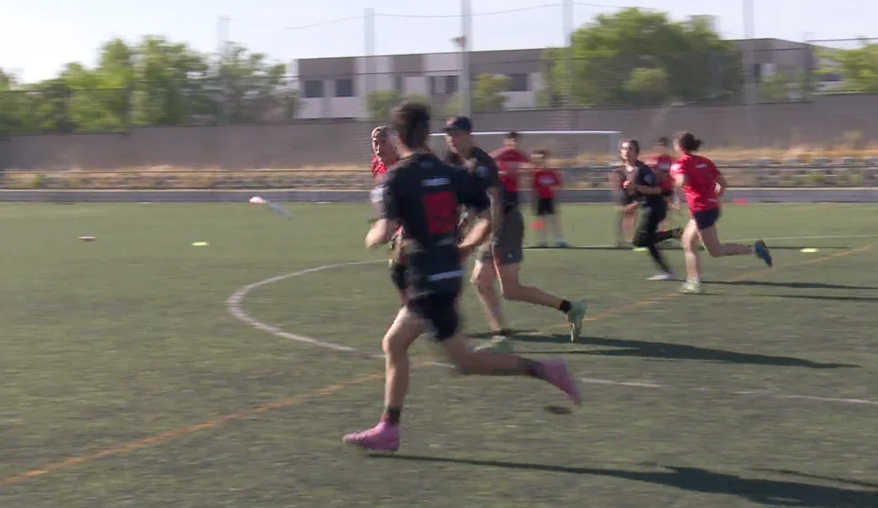 Jugadores de Ultimate, un novedoso deporte que se practica con un disco volador