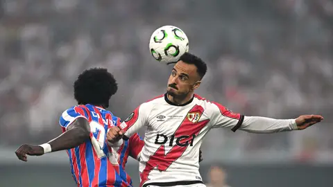 Jaydee Canvot y Álvaro García pelean por un balón Jaydee Canvot y Álvaro García pelean por un balón
