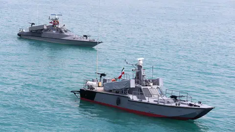 Irán cifra en 25 los buques que han cruzado el estrecho de Ormuz en las últimas 24 horas "con permiso" de Teherán (Foto de ARCHIVO) April 29, 2024, Persian Gulf, Bushehr, Iran: Two warships of the Islamic Revolutionary Guard Corps Navy (IRGCN) are sailing along the Persian Gulf during the IRGC marine parade to commemorate Persian Gulf National Day near the Bushehr nuclear power plant in the seaport city of Bushehr, Bushehr province, southern Iran. Iran celebrates the anniversary of the liberation of the country's south from Portuguese occupation in 1622 as 'Persian Gulf National Day' in Bushehr on April...
