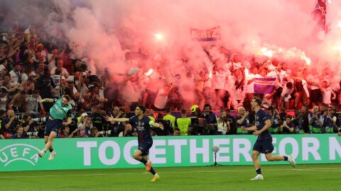 Los jugadores del PSG celebran la victoria en la final de la Champions