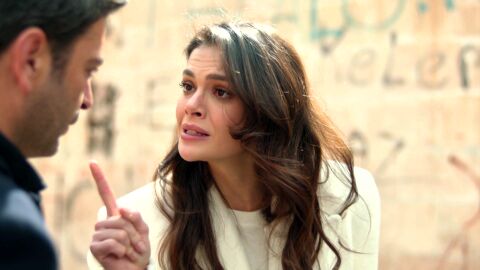 Alya rompe los papeles del divorcio tras la humillaci&oacute;n de Cihan: "&iquest;Esto no vale para nada?"