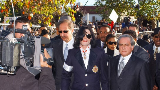 Michael Jackson, su hermana Janet y sus abogados Mark Geragos y Ben Brafman