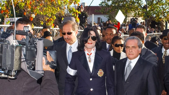 Michael Jackson, su hermana Janet y sus abogados Mark Geragos y Ben Brafman Michael Jackson, su hermana Janet y sus abogados Mark Geragos y Ben Brafman