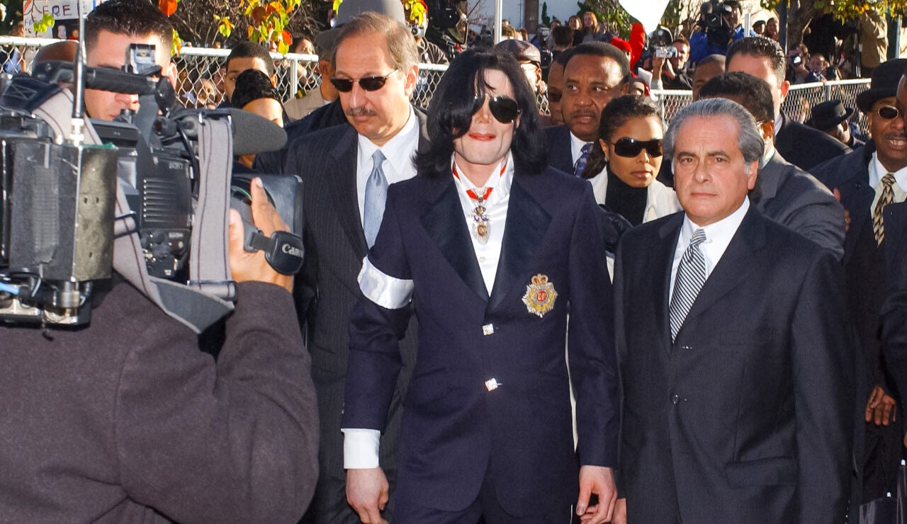 Michael Jackson, su hermana Janet y sus abogados Mark Geragos y Ben Brafman