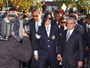 Michael Jackson, su hermana Janet y sus abogados Mark Geragos y Ben Brafman