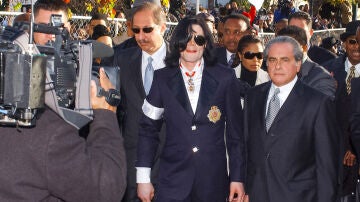 Michael Jackson, su hermana Janet y sus abogados Mark Geragos y Ben Brafman